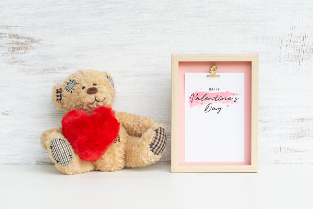模型相框和可爱的小熊与红色的心。情人节背景概念与拷贝空间。模拟与相框和泰迪熊与空间为您的图片或文字图片下载