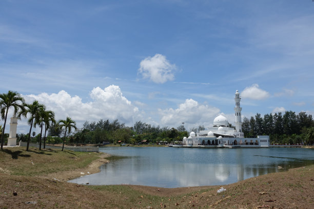 马来西亚丁加奴州水上清真寺的迷人景色图片下载