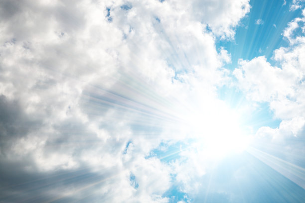 明亮的阳光穿过引人注目的多云天空。图片下载