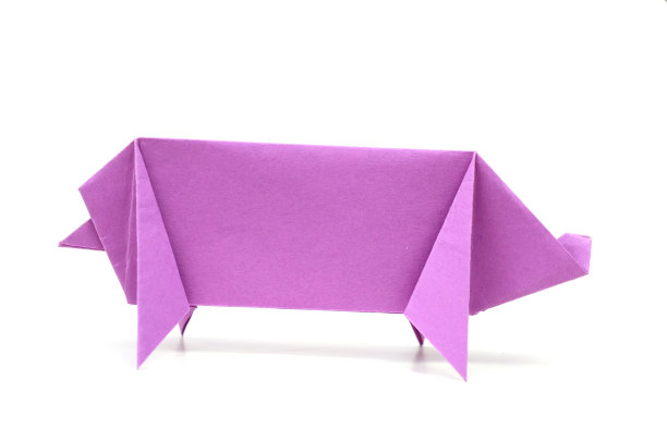 白色背景上的一只纸猪图片下载