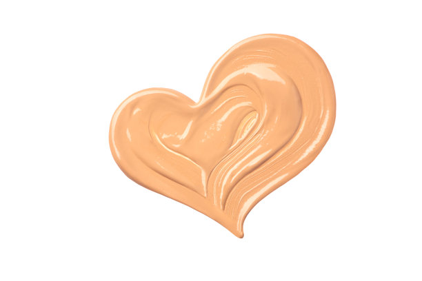 粉底亮米色心型污迹，孤立于白色背景上。图片下载