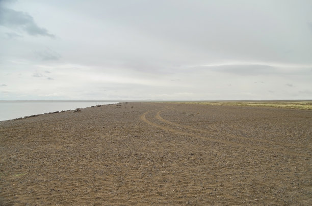 雨后的多尔贡咸水湖岸边。自然和旅游。蒙古，大湖洼地图片下载