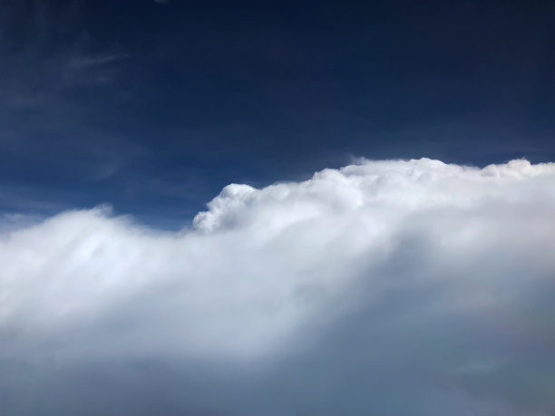 雾或白云上空的航拍照片。从飞机窗口或无人机上方的云层。图片下载