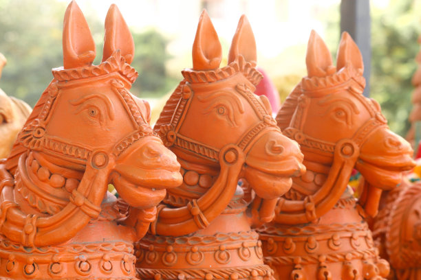 一组由泥制成的棕色马头雕塑图片下载