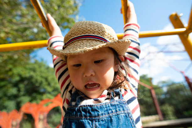 小女孩在公园里玩图片下载