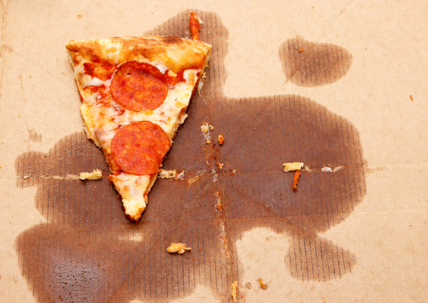 一块装在纸板箱里的披萨图片下载