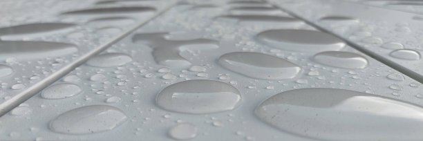 白色桌子上的大雨滴的特写图片下载