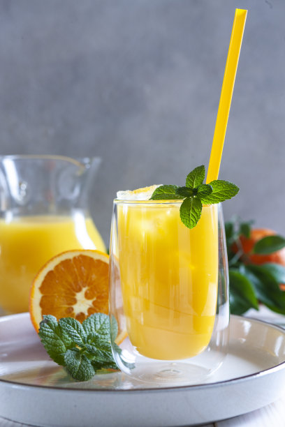 天然鲜榨橙汁，加冰和薄荷图片下载