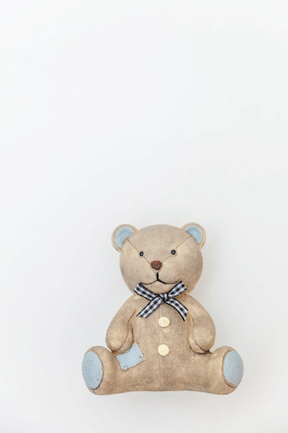 简单的最小设计与玩具熊孤立在白色背景。儿童关爱母性家庭理念。平铺，俯视图，拷贝空间图片下载