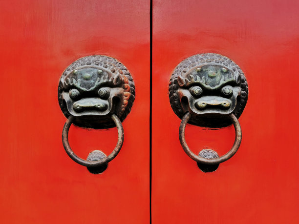 中国上海一座佛教寺庙的红色门上的金属龙头门环。图片下载