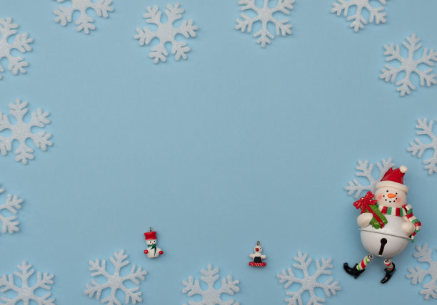 圣诞蓝色背景与圣诞装饰和白色雪花。新年贺卡。平的风格。图片下载