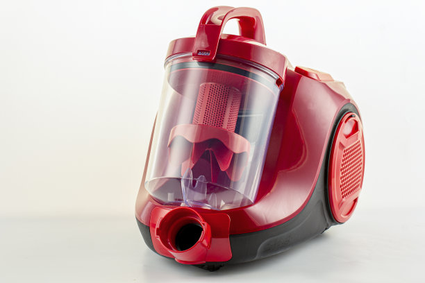 白色背景上的红色吸尘器图片下载