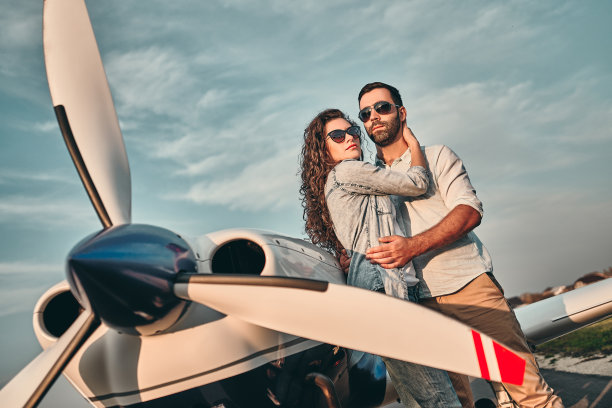 一对情侣乘坐包机。图片下载