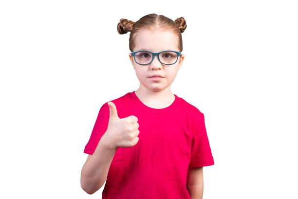 戴眼镜的女孩竖起大拇指。孤立在白色背景上。图片下载