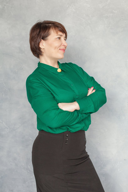 自信的商业女性成熟的模式看一边灰色的背景图片下载