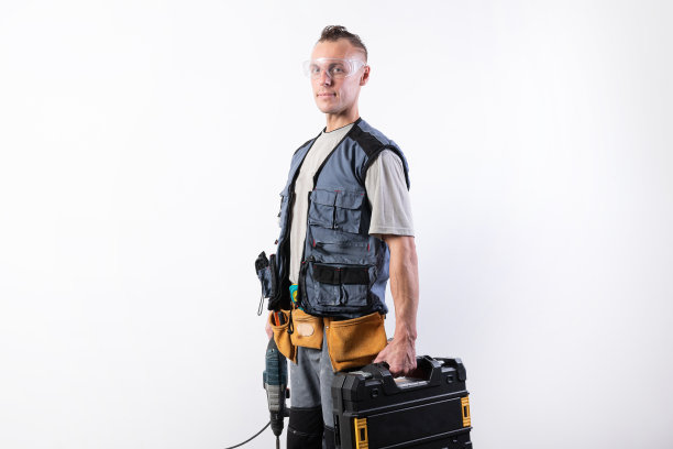 建设者与工具的情况下。戴上头盔和眼镜，然后卸车。图片下载