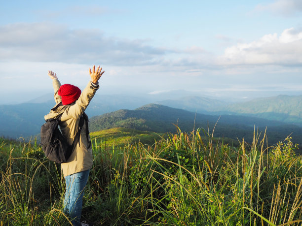 山上的女人素材图片