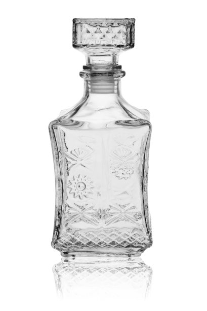 空的方形玻璃瓶，用玻璃塞盖上。在一个白色的背景反射图片下载