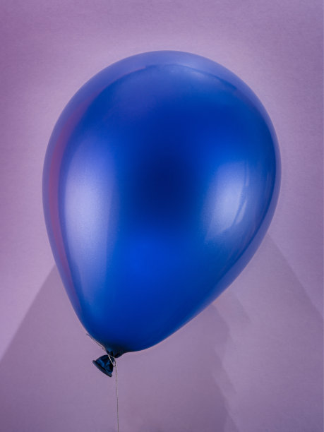 紫色背景上的蓝色气球图片下载
