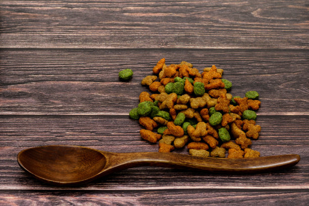 狗粮拍摄木纹背景图片下载