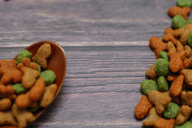 狗粮拍摄木纹背景图片下载