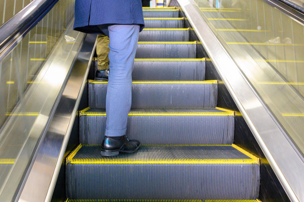 电动扶梯系统移动背景。图片下载