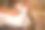 女人用记号笔在相册里写字。在黑线纸上刻上装饰性的字母图片下载