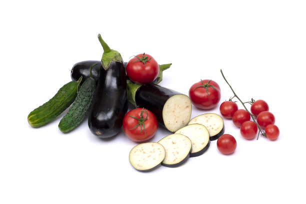 西葫芦，黄瓜和茄子孤立在白色背景上。在白色背景上分离的新鲜蔬菜骨髓。番茄，黄瓜，西葫芦，茄子孤立白色背景。图片下载