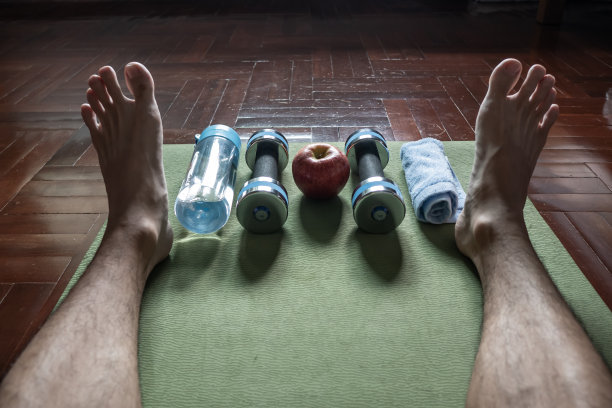 瑜伽垫上的健身器材图片下载