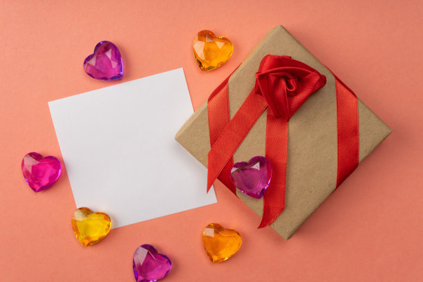 情人节概念-红心和粉红色背景的礼物。为你的题字的白色贴纸。模拟情人节。图片下载