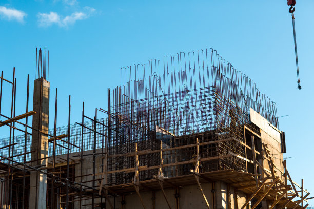 建筑建筑房屋概念。钢筋混凝土。蓝色的天空背景。图片下载