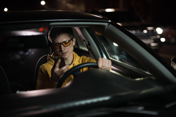 司机在开车时看手机分心图片下载