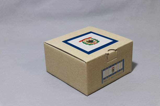 西维吉尼亚旗在棕色盒子和条码在灰色背景。西弗吉尼亚州出口贸易的概念。图片下载