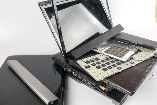 过时的笔记本电脑孤立的白色。图片下载