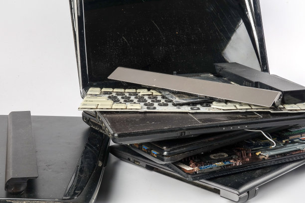 过时的笔记本电脑孤立的白色。图片下载