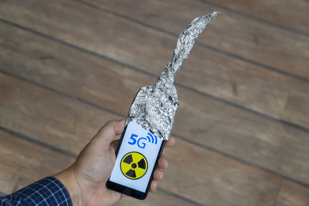 带有铝箔天线的5g智能手机图片下载