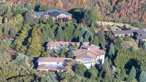 全景画框阳光下的山中豪宅图片下载