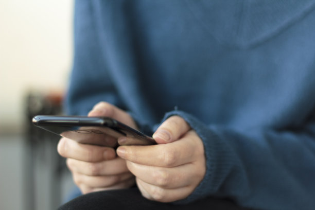 女性使用智能手机图片下载