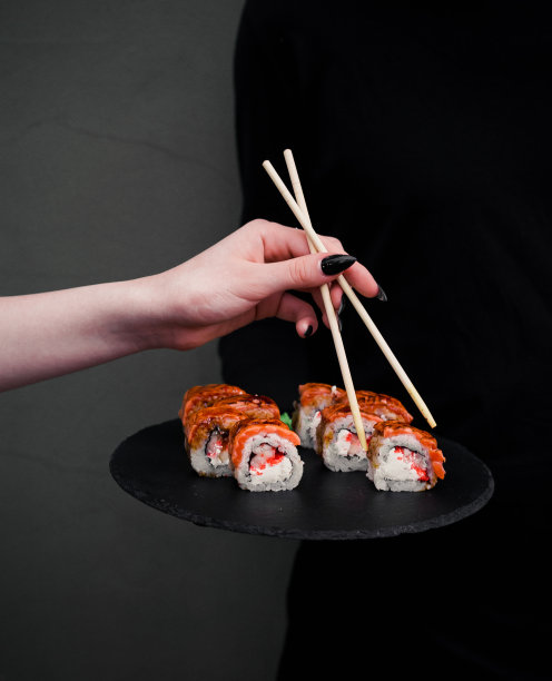 手握寿司在黑板上图片下载