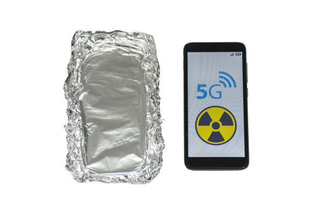 铝箔智能手机外壳和5g危险标志图片下载