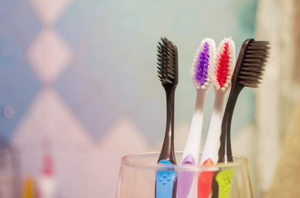 多色牙刷和电动牙刷图片下载