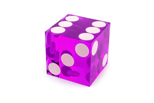 粉色骰子玻璃豪华特写。六、用浅色阴影，完成裁剪。微距拍摄，选择性对焦。图片下载