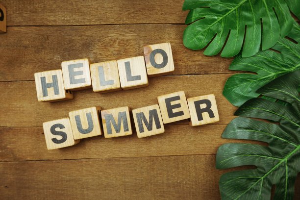 木制背景上的夏季字母图片下载