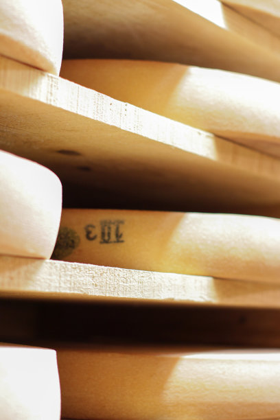Comté奶酪精炼窖在传统的云杉木架子上，特写图片下载