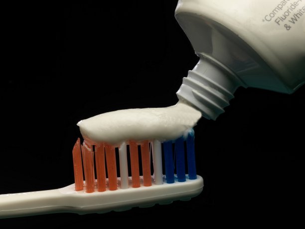 牙刷上的牙膏图片下载