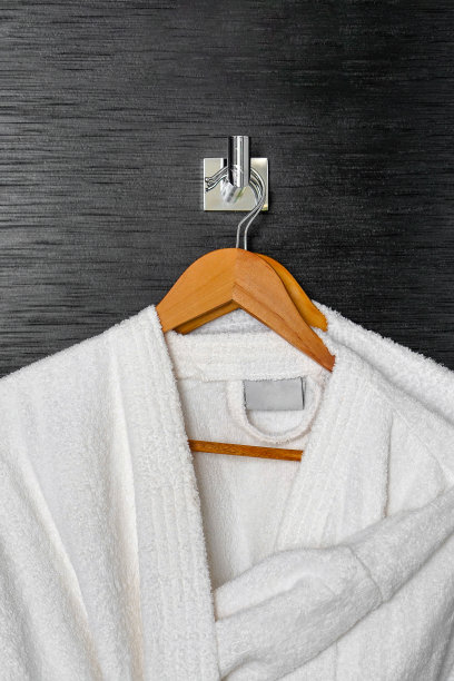 挂在架子上的白色浴袍图片下载