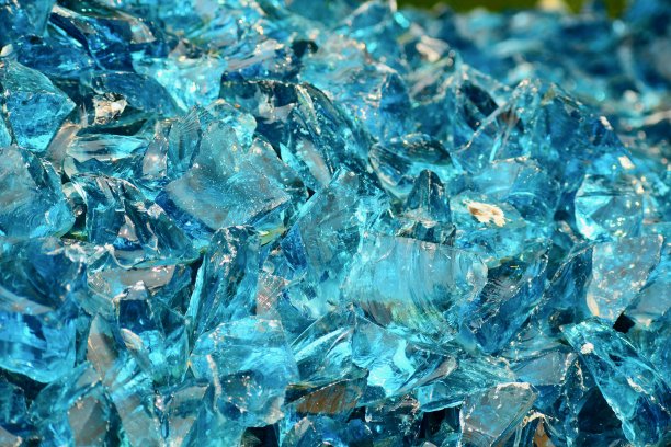 明亮的蓝色碎玻璃形成几乎抽象的彩色图案，让人联想到水。图片下载