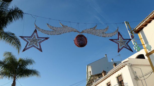 圣诞彩灯悬挂在西班牙乡村街道上图片下载