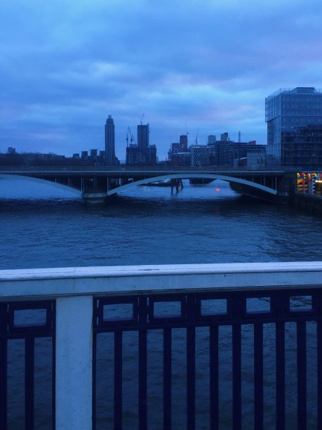 多云天空下的吊桥图片下载