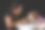 年轻女子把吸入器放在小孩脸上图片下载